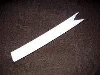 刑具：恶警抽打法轮功学员的白色塑料管，也称作“小白龙”。