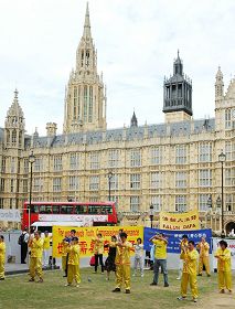 二零一零年七月二十日，英国法轮功学员在英国议会大厦前集体炼功