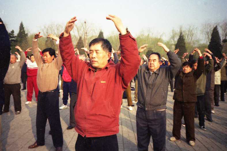 //www.minghui.org/mh/article_images/2012-5-22-cmh-shenyang-april1999-04.jpg