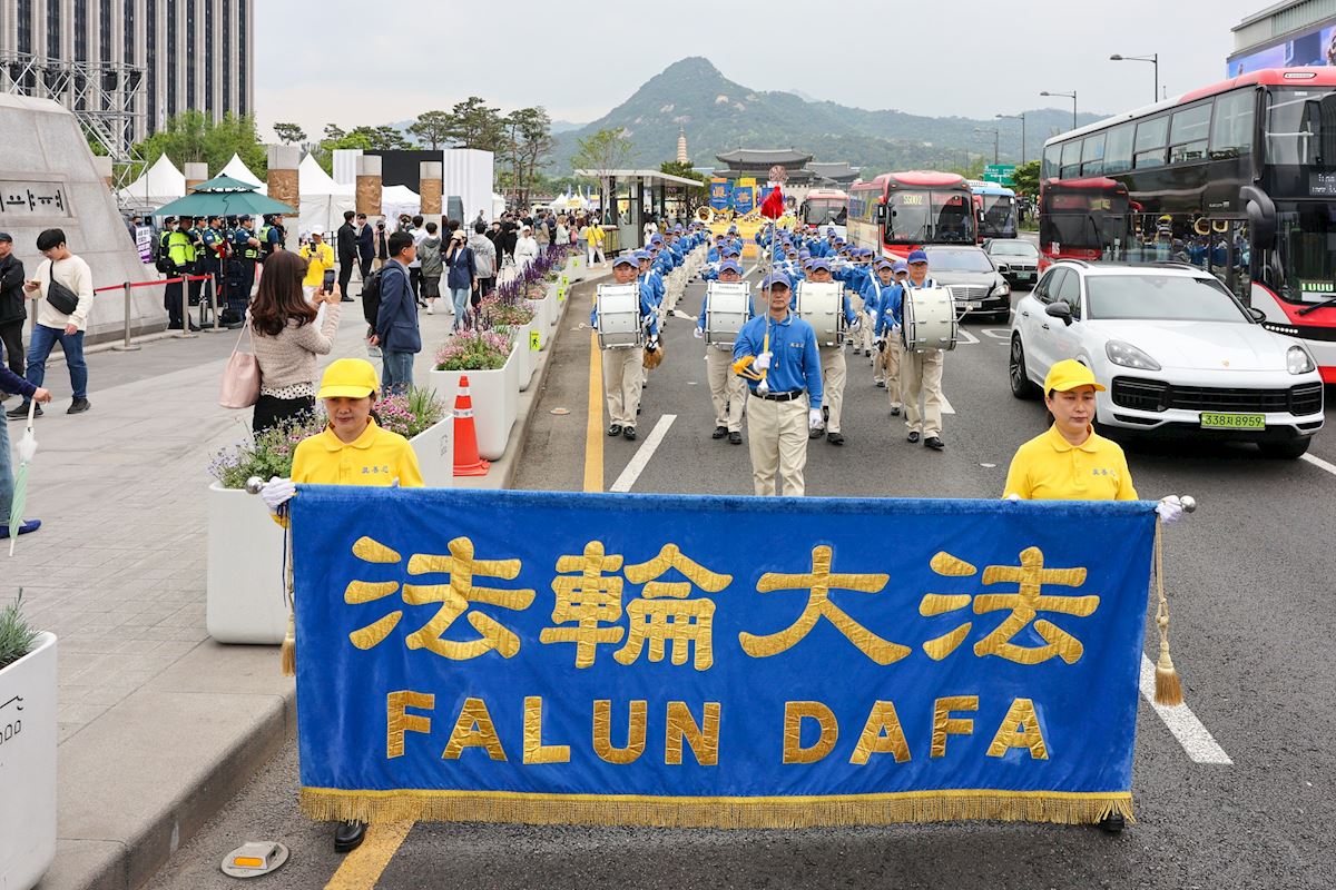 韩国学员在首尔欢庆世界法轮大法日