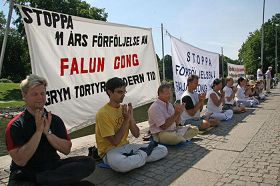瑞典法轮功学员在歌德堡中领馆前抗议迫害