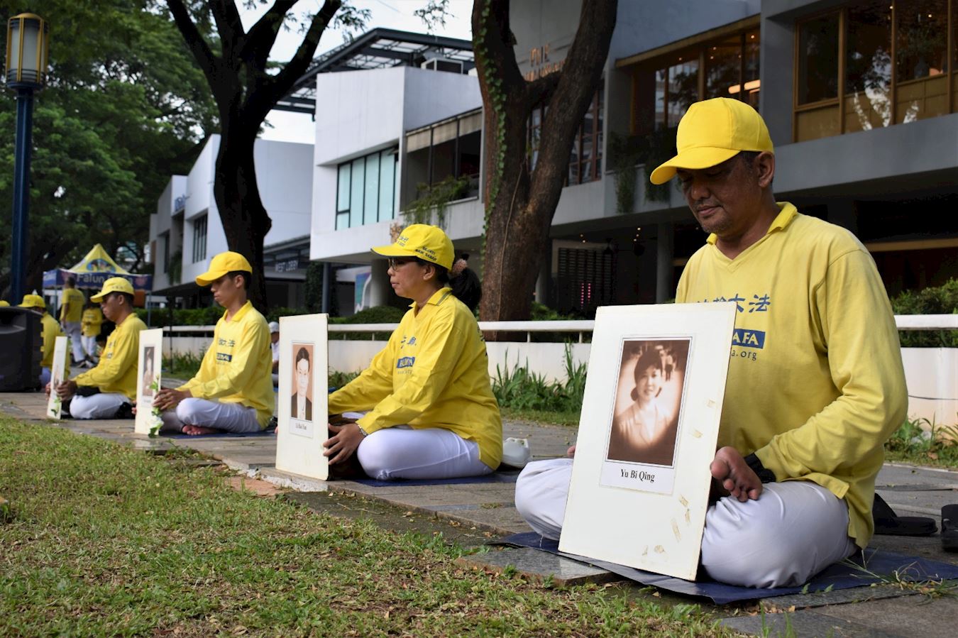 '图8：法轮功学员在举行烛光悼念活动'