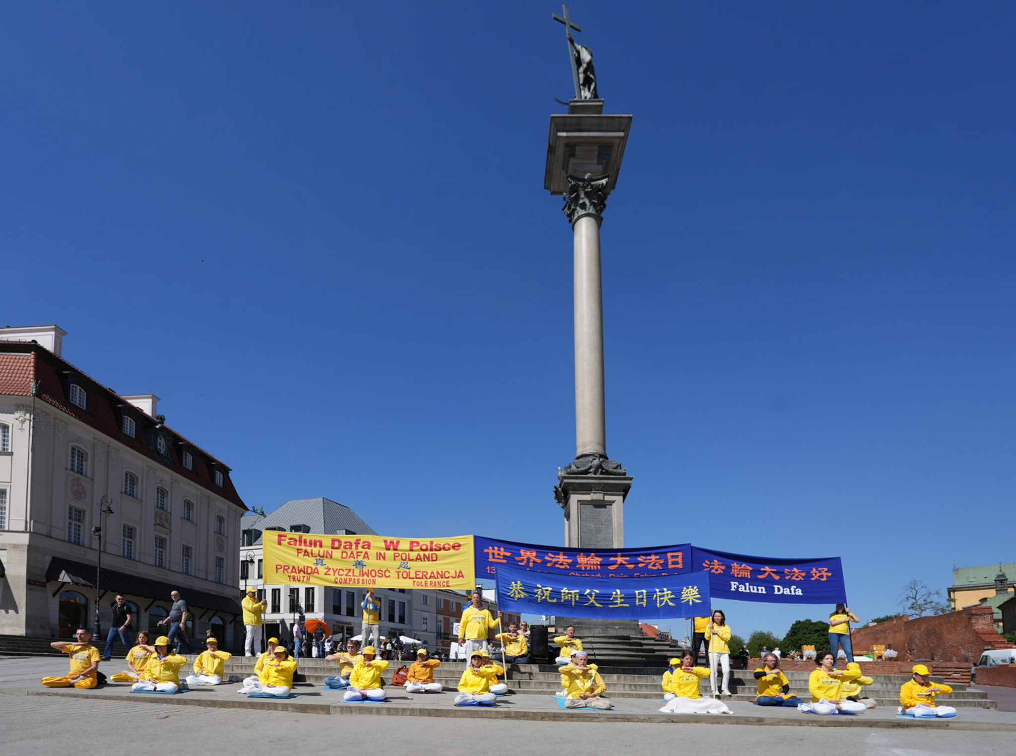 图1～2：波兰法轮功学员在华沙古城广场炼功，共同庆祝世界法轮大法日暨法轮功师尊华诞及法轮大法洪传世界32周年。