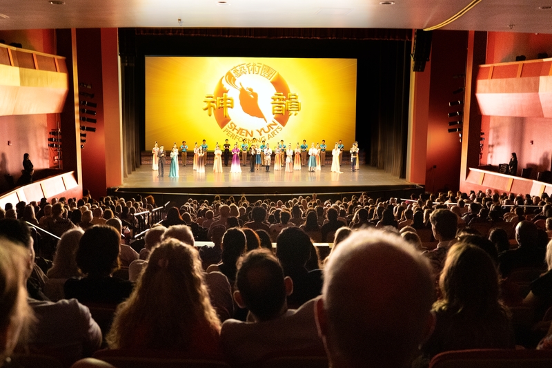 图2：二零二四年五月四日和五日，美国神韵新世界艺术团莅临在新奥尔良地区的梅泰里杰斐逊表演艺术中心（Jefferson Performing Arts Center），上演了三场演出，票房均爆满。（大纪元）