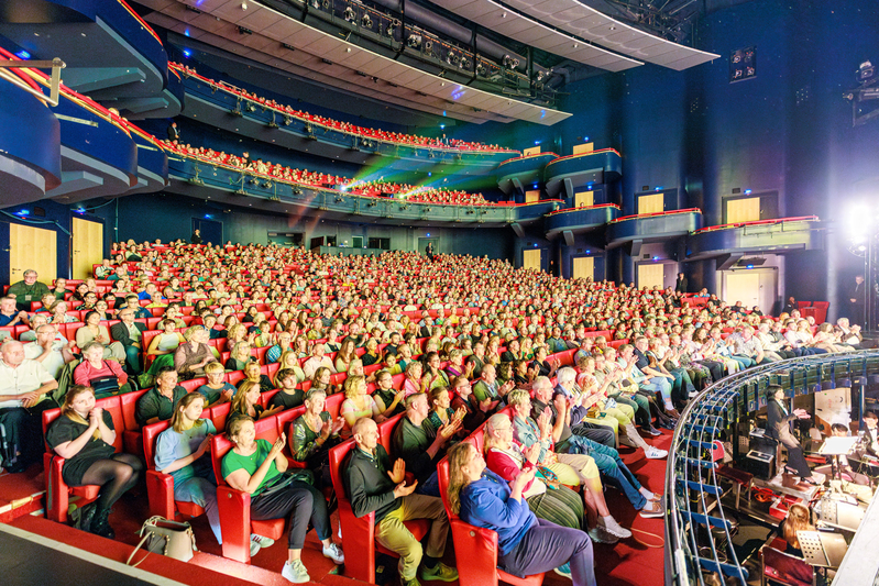 图8：2024年5月2日晚，美国神韵世界艺术团在德国不来梅大都会剧院（Metropol Theater Bremen）上演了今年当地第三场、也是最后一场演出。演出结束时，艺术家四次谢幕。（大纪元）