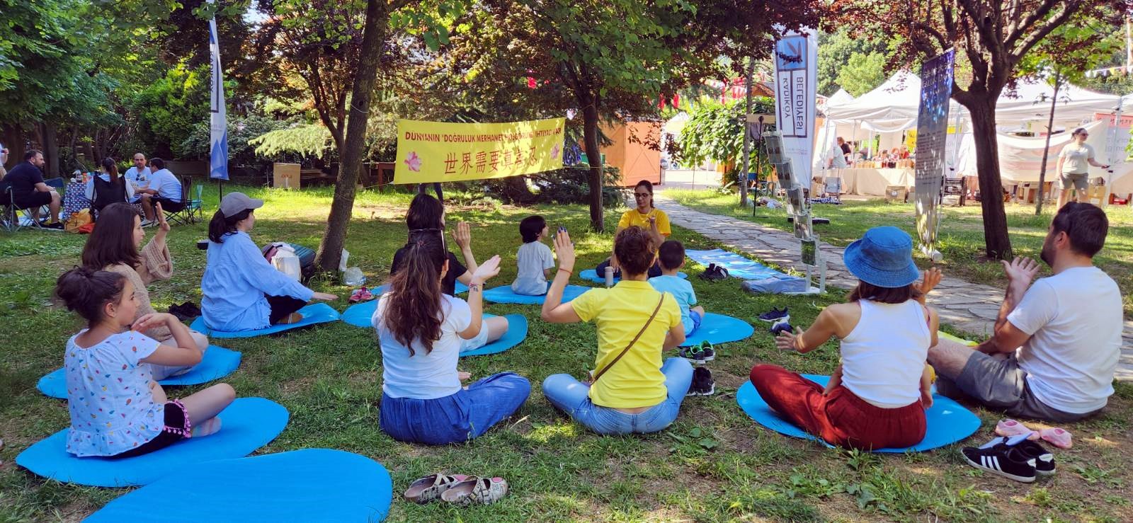 图1～2：二零二四年六月一日至二日，学员们在环境节活动现场教功，吸引了许多人的注意，纷纷加入学炼功法。