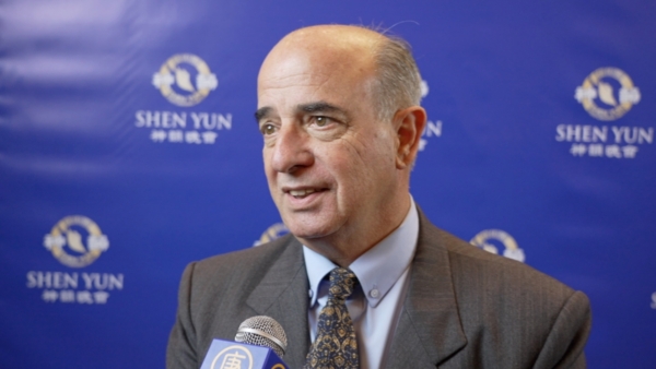 图4:二零二五年四月十七日晚,阿根廷国会议员贝尔特兰・贝内特(Beltrán Benedit)观赏了神韵世界艺术团在布宜诺斯艾利斯的演出。(新唐人电视台)